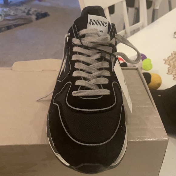 Brand new Golden Goose shoes . - Picture 4 of 4